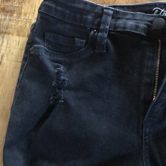 Universal Thread black ultra distressed jeans size 6 - Picture 9 of 9
